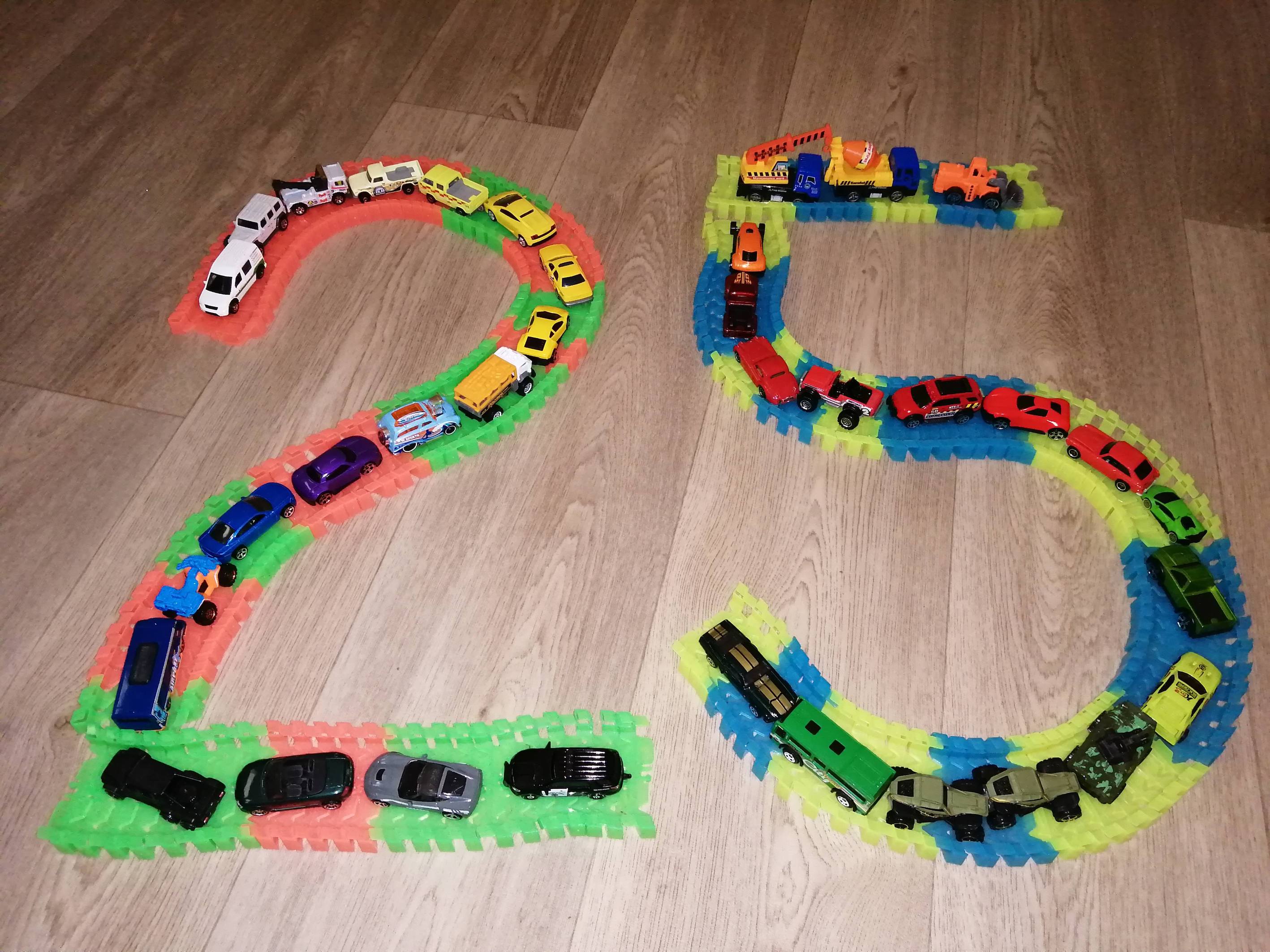 1.	Lukášek Evanič. 5 let. Kameničná. Moje oblíbená autíčka.